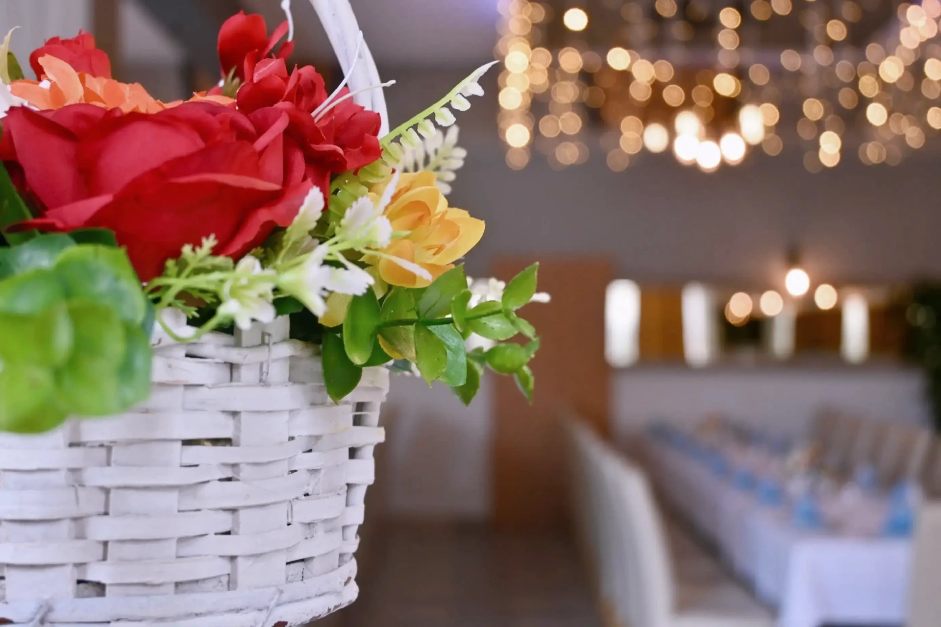 Kod Bosanca velika sala, krupni plan šarene košarice sa suhim cvjetnim aranžmanom