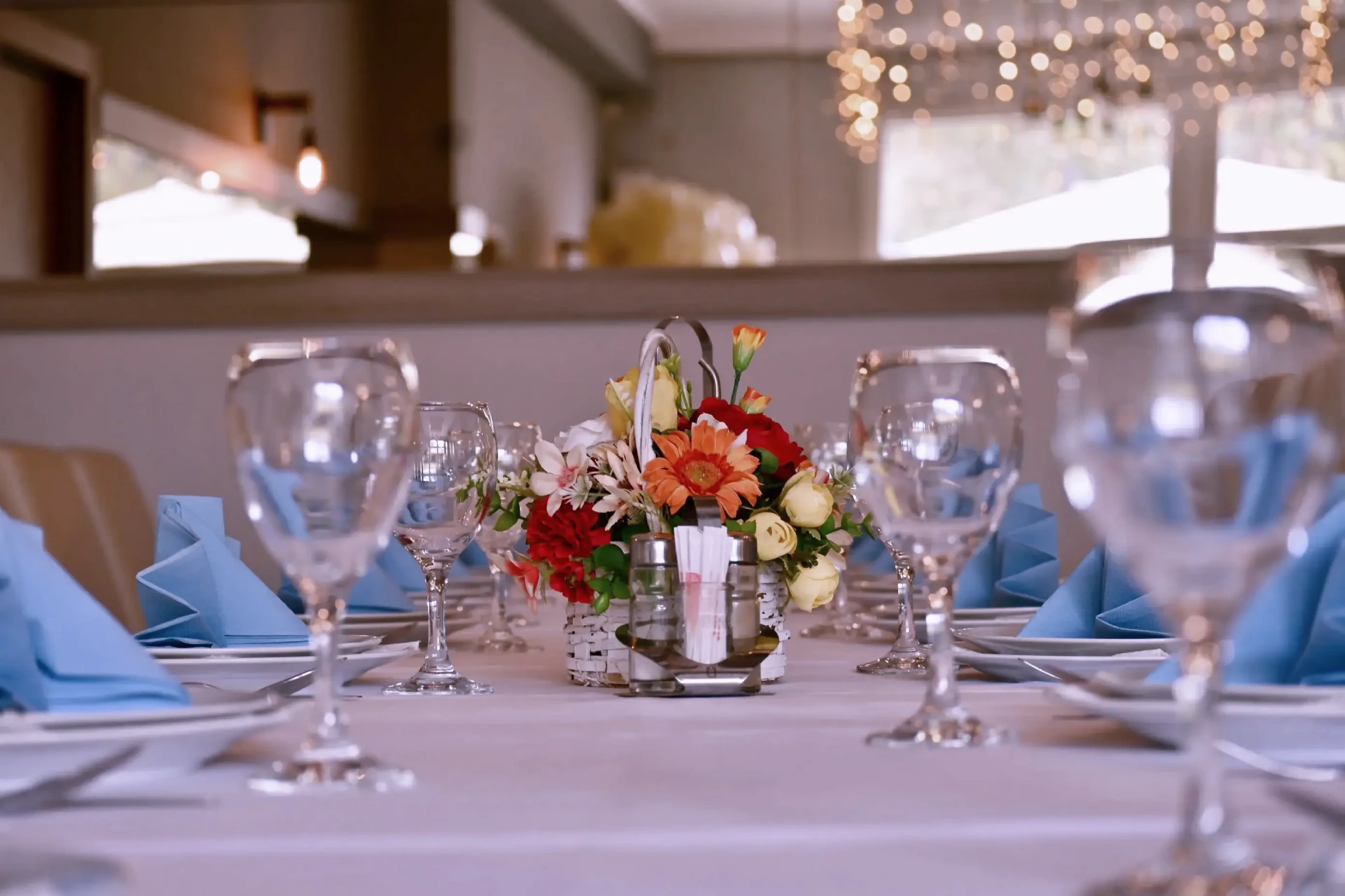 Kod Bosanca velika sala krupni plan sa čašama, salvetama i suhim cvjetnim aranžmanom na stolu