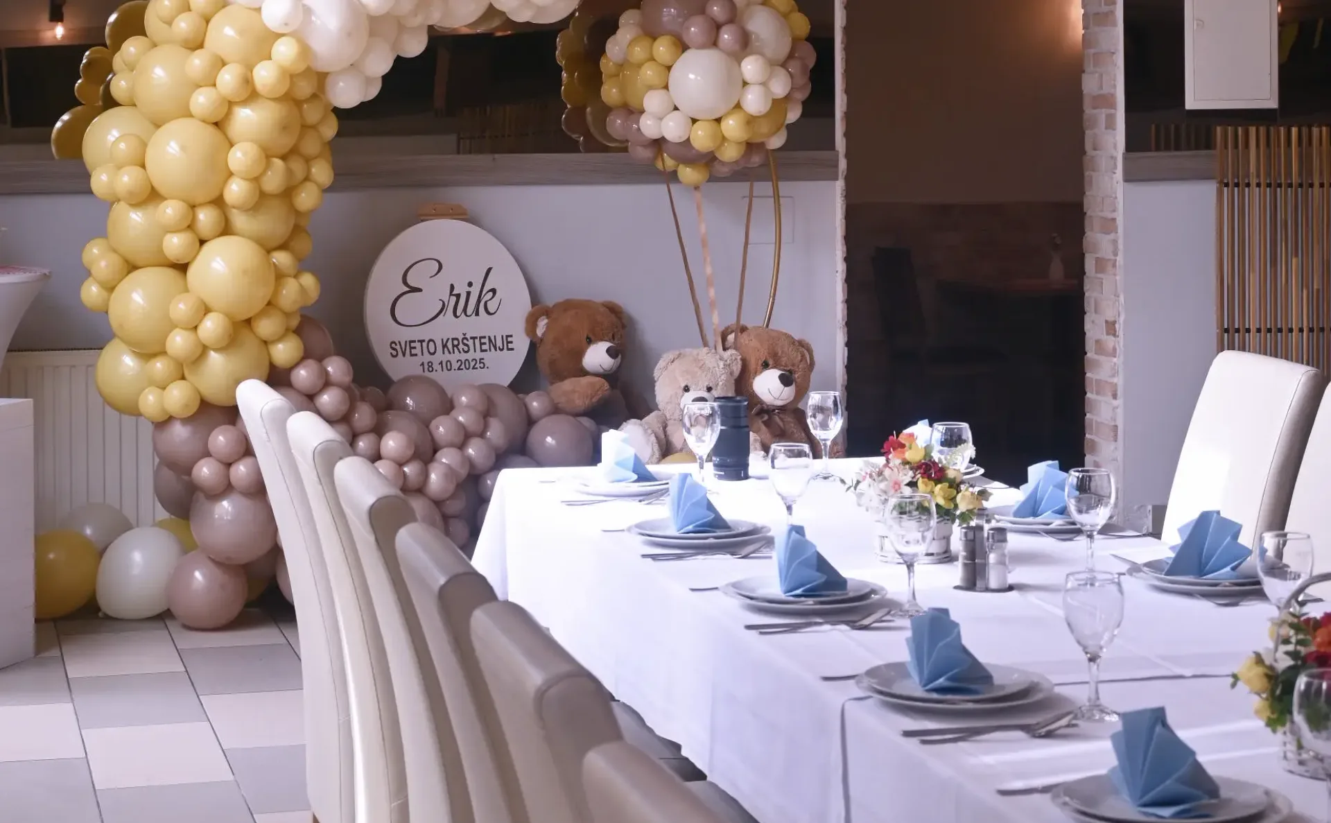 Kod Bosanca velika dvorana, širi plan sa bijelim i žutim balonima i natpisima povodom krstitki