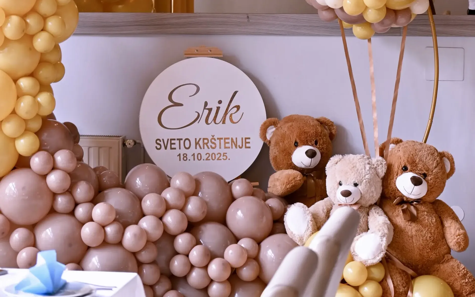 Kod Bosanca velika sala, krupni plan sa bijelim i žutim balonima i natpisima povodom krstitki